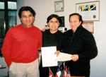 Mauricio, after signing the contract, with Carlos Valdicria and Fernando Lopez, representing SONY MUSIC and ENTERTAINMENT of Chile.